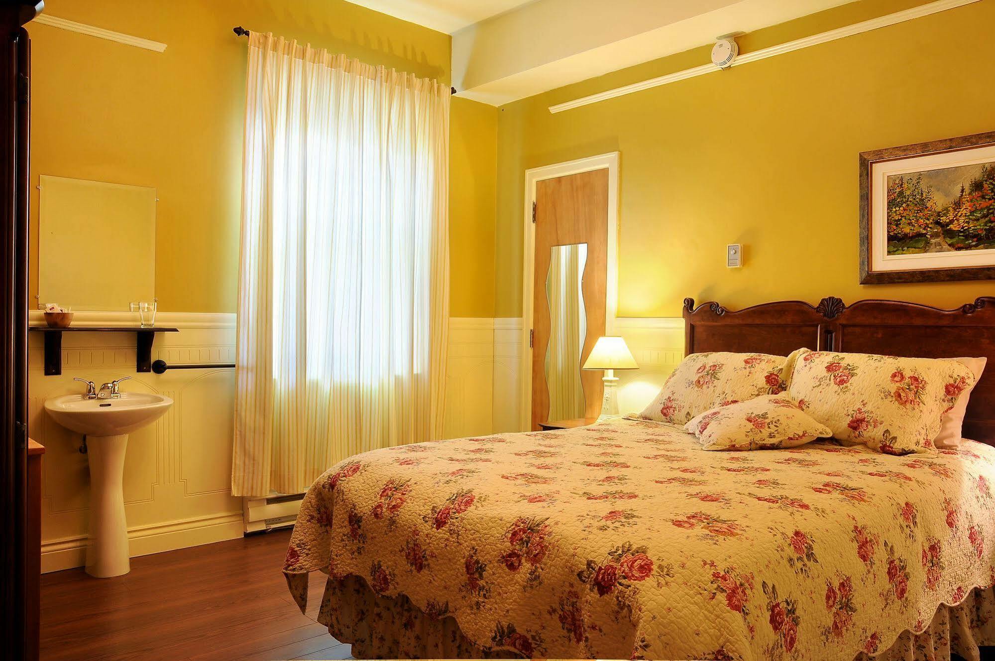Auberge le St-Georges Chicoutimi Eksteriør billede