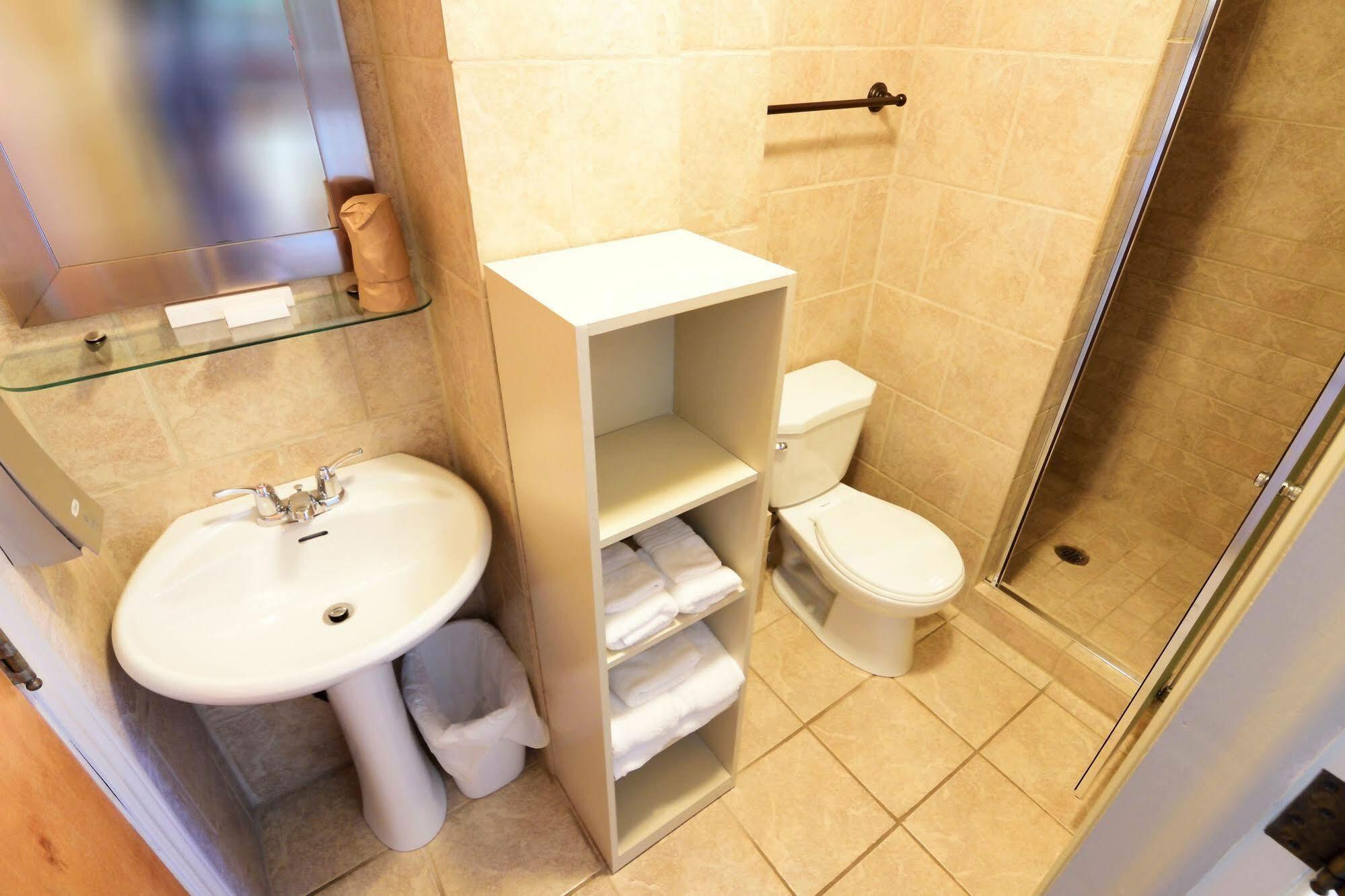 Auberge le St-Georges Chicoutimi Eksteriør billede