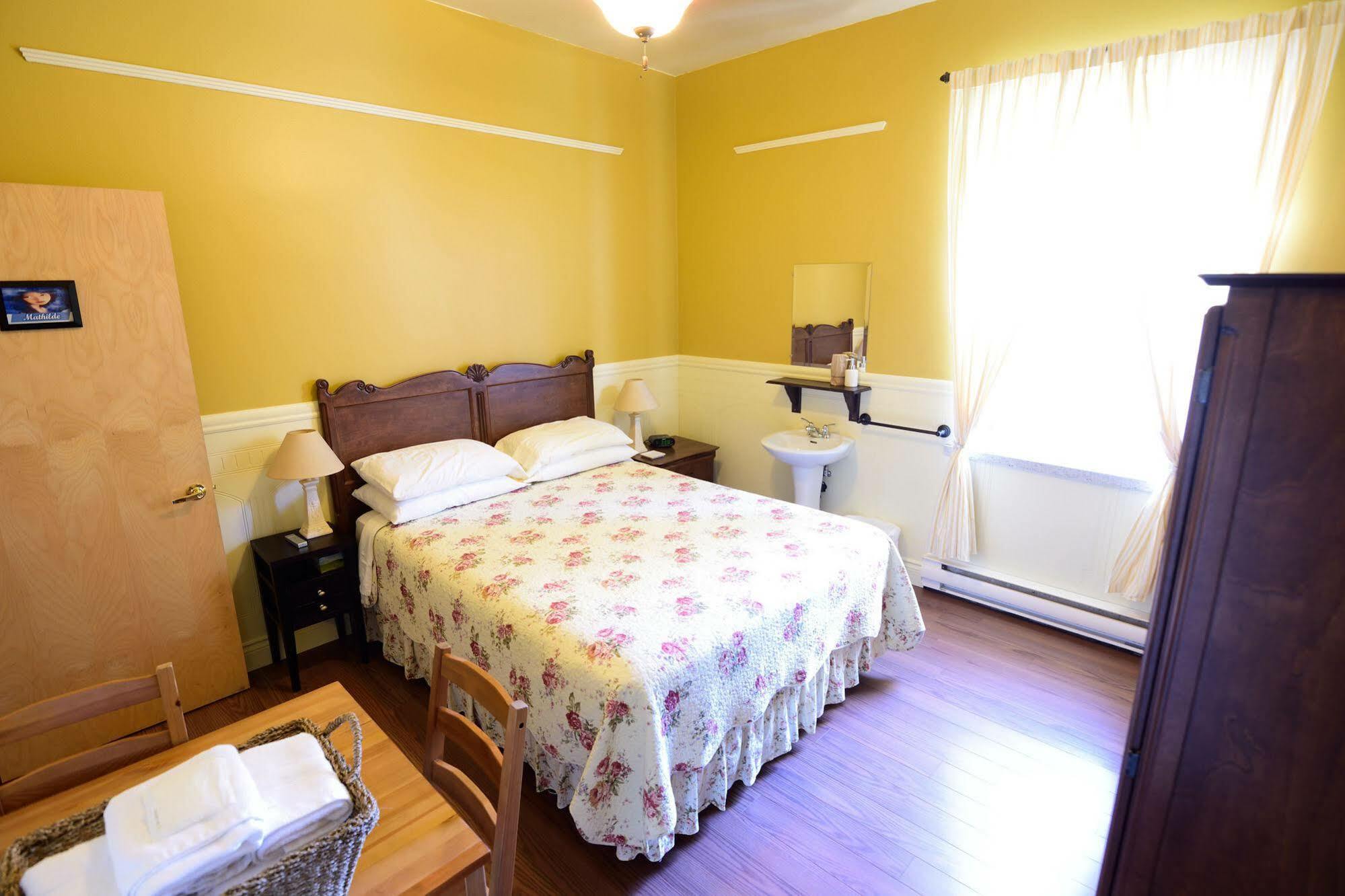 Auberge le St-Georges Chicoutimi Eksteriør billede